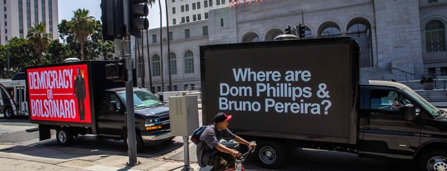 Caminhão com mensagens sobre o jornalista britânico Dom Phillips e o especialista em assuntos indígenas Bruno Pereira, desaparecidos na floresta amazônica, em frente à Prefeitura de Los Angeles, Califórnia — Foto: Apu GOMES / AFP