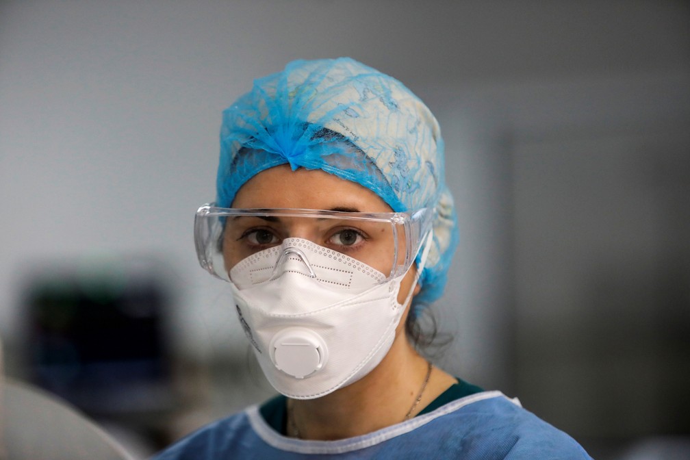 Enfermeira usa máscara com válvula em UTI de pacientes com Covid-19 em Atenas, na Grécia, no dia 29 de abril. — Foto: Giorgos Moutafis/Reuters