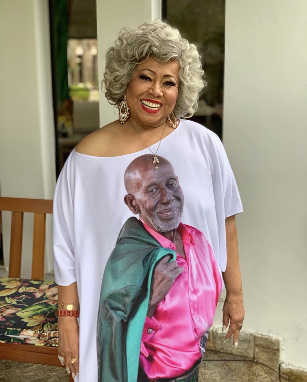 Apos Homenagens A Axl E Elza Alcione Exibe Estampa Com Foto De Nelson Sargento Que Usara No Rock In Rio Rock In Rio 2019 G1