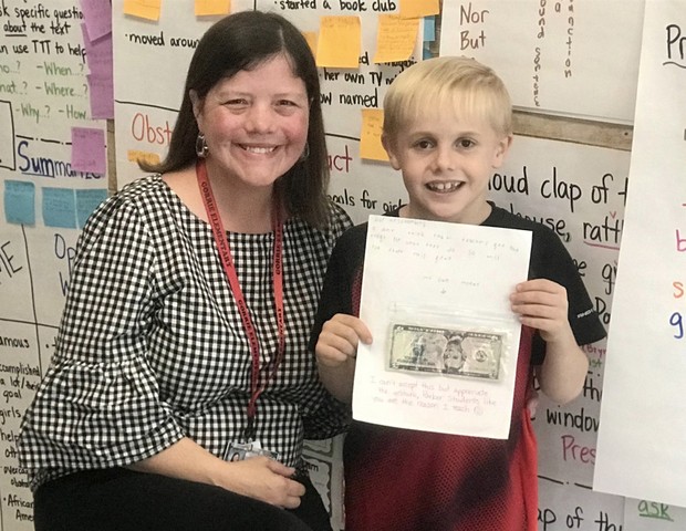 Estudante dá dinheiro a sua professora (Foto: Reprodução/Today)