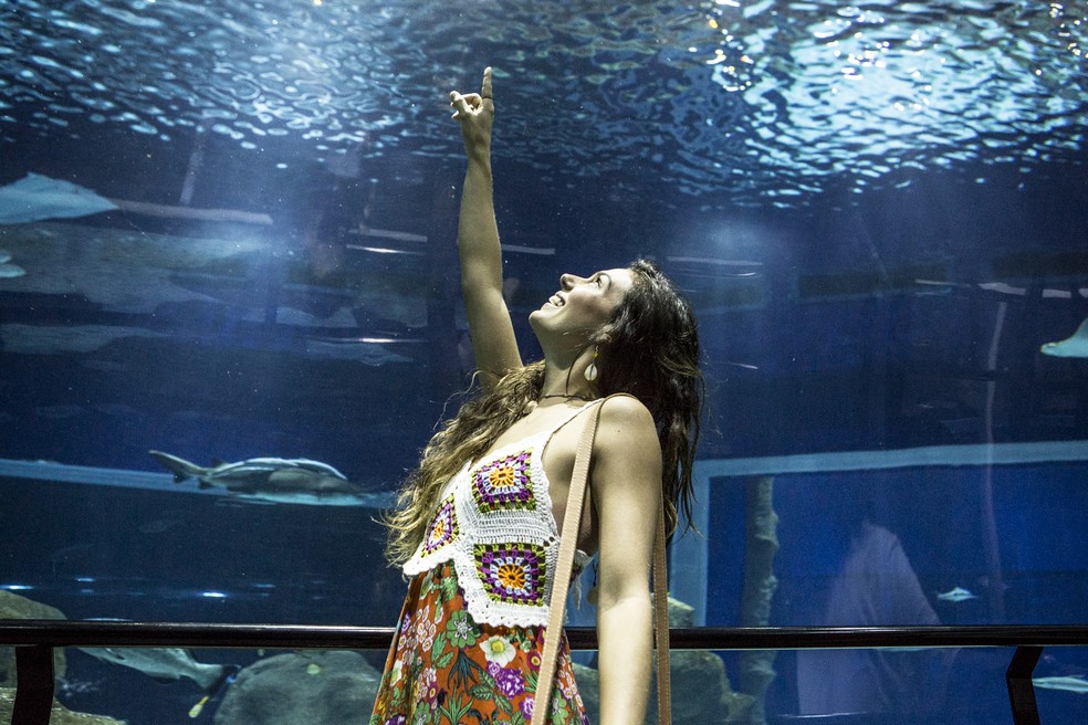 Em 'A Força do Querer', Rita (Isis Valverde) aceita trabalhar com sereia em aquário — Foto: Fábio Rocha/Gshow