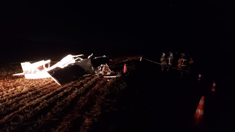 Acidente com avião de pequeno porte aconteceu em uma área rural de Cascavel, na noite deste sábado (20) — Foto: Adriana Calicchio/RPC