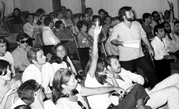 Profissionais do teatro durante assembleia no Teatro Princesa Isabel, no Leme