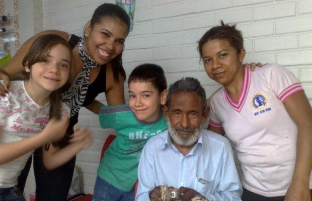 Raimundo comemora o primeiro aniversário depois de 30 anos longe da família (Foto: Reprodução/Facebook)