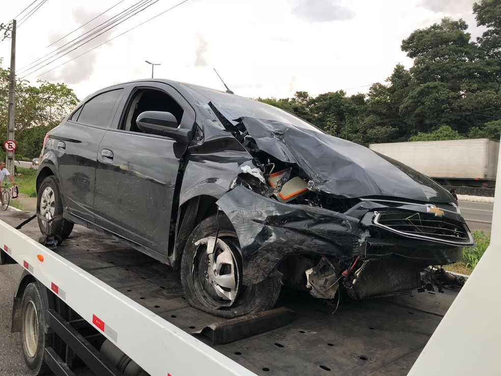 Carro tamb&eacute;m ficou danificado ap&oacute;s colis&atilde;o com moto na BR-230, em Jo&atilde;o Pessoa &mdash; Foto: Walter Paparazzo/G1