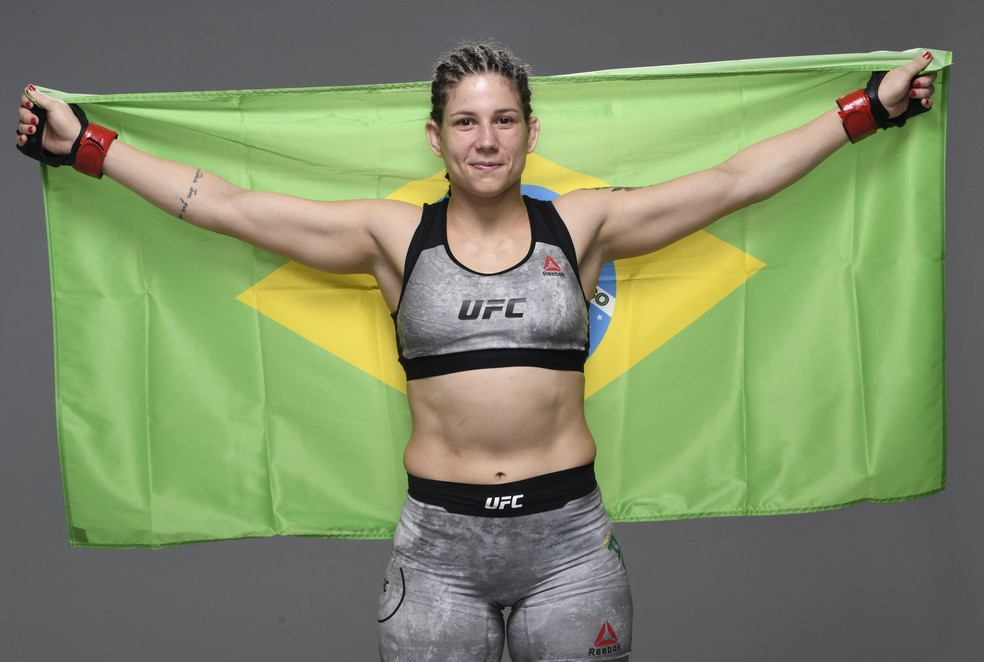 Karol Rosa posa com a bandeira do Brasil após uma vitória no UFC — Foto: Mike Roach/Zuffa LLC