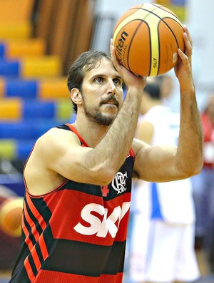 Marcelinho não viaja para São Paulo com o Fla e fica fora de mais três jogos