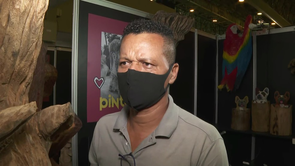 O escultor Mestre Pintor, de Petrolina, no Sertão do estado, é veterano na Fenearte — Foto: Reprodução/TV Globo