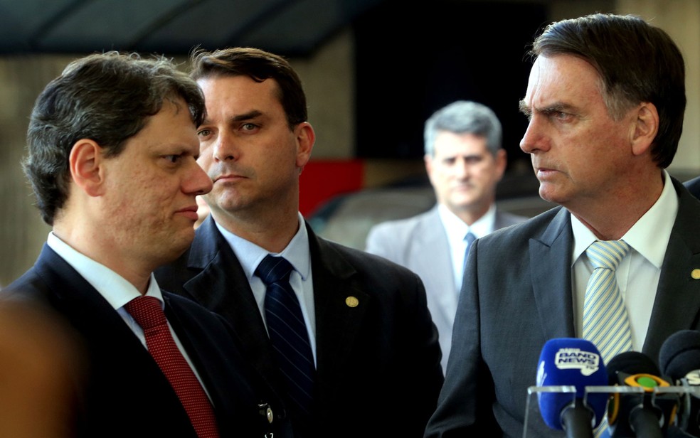 O ministro da Infraestrutura, Tarcísio Gomes de Freitas, ao lado de Bolsonaro em Brasília em 2018 — Foto: Ernesto Rodrigues/Estadão Conteúdo