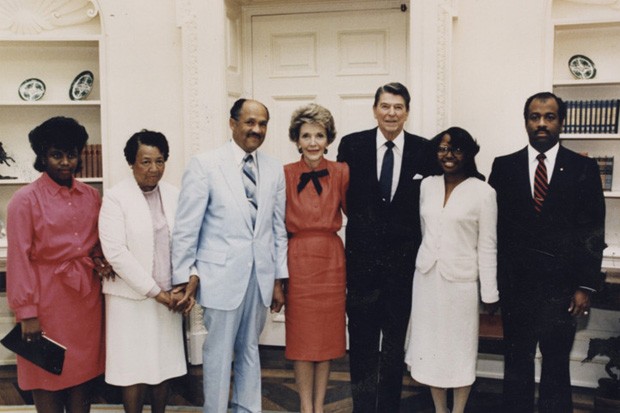 Gene e sua esposa Helene posam com o casal Ronald e Nancy Reagan (Foto: reprodução)