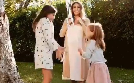 Mãe de duas, Jessica Alba mostra barrigão e revela sexo do bebê