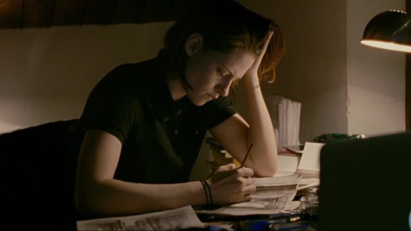 Kristen Stewart no trailer de Personal Shopper (Foto: Reprodução)