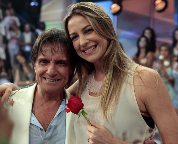 Luana Piovani abriu um sorriso contagiante na hora de tirar foto com Roberto (Foto: Domingão do Faustão / TV Globo)