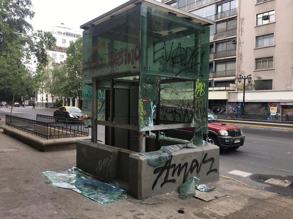 Estação de metro em Santiago na manhã deste domingo (20) — Foto: Adriane Schultz/G1