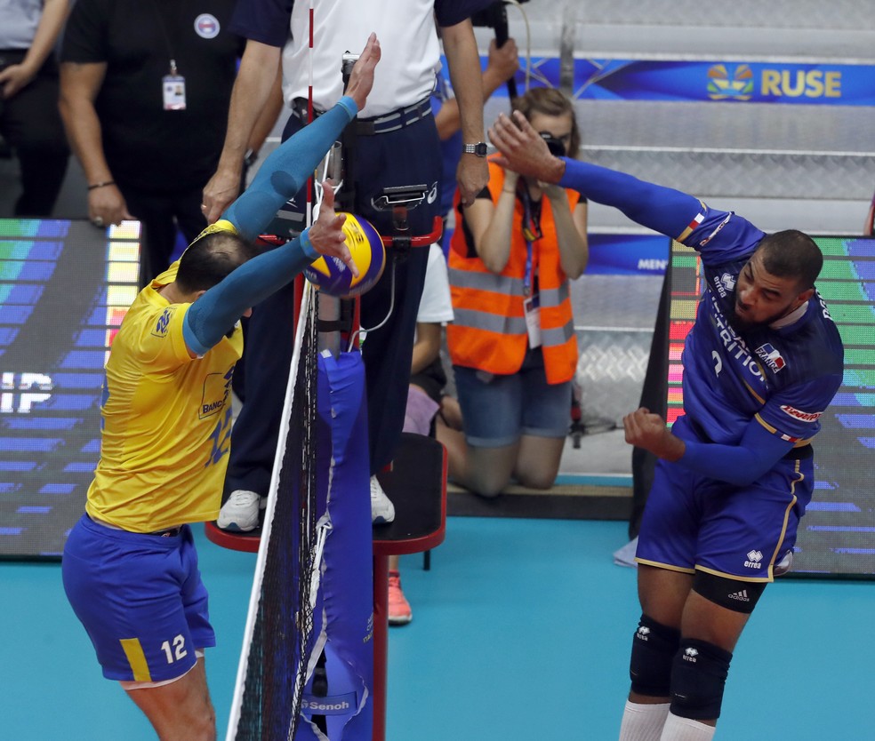 Lipe conseguiu um bloqueio desmoralizante sobre Ngapeth â€” Foto: FIVB