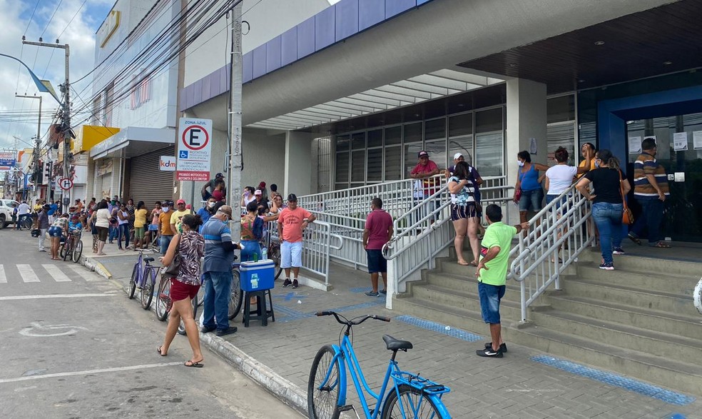 Agências do Ceará ficaram lotadCeará tem cerca de 30 agências bancárias fechadas por suspeita ou confirmação de Covid-19 entre funcionários. — Foto: Mateus Ferreira/SVM