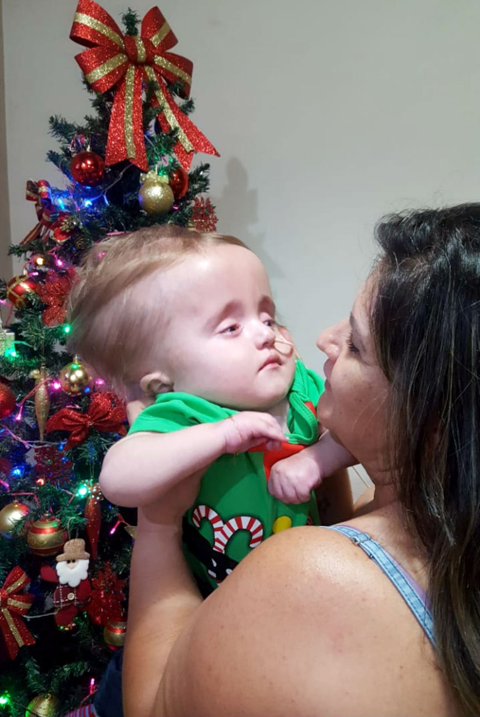 Érica Albino com o filho Heitor no Natal do ano passado: "Nem ia montar árvore de Natal, mas depois da doação mudei de ideia" — Foto: Arquivo pessoal
