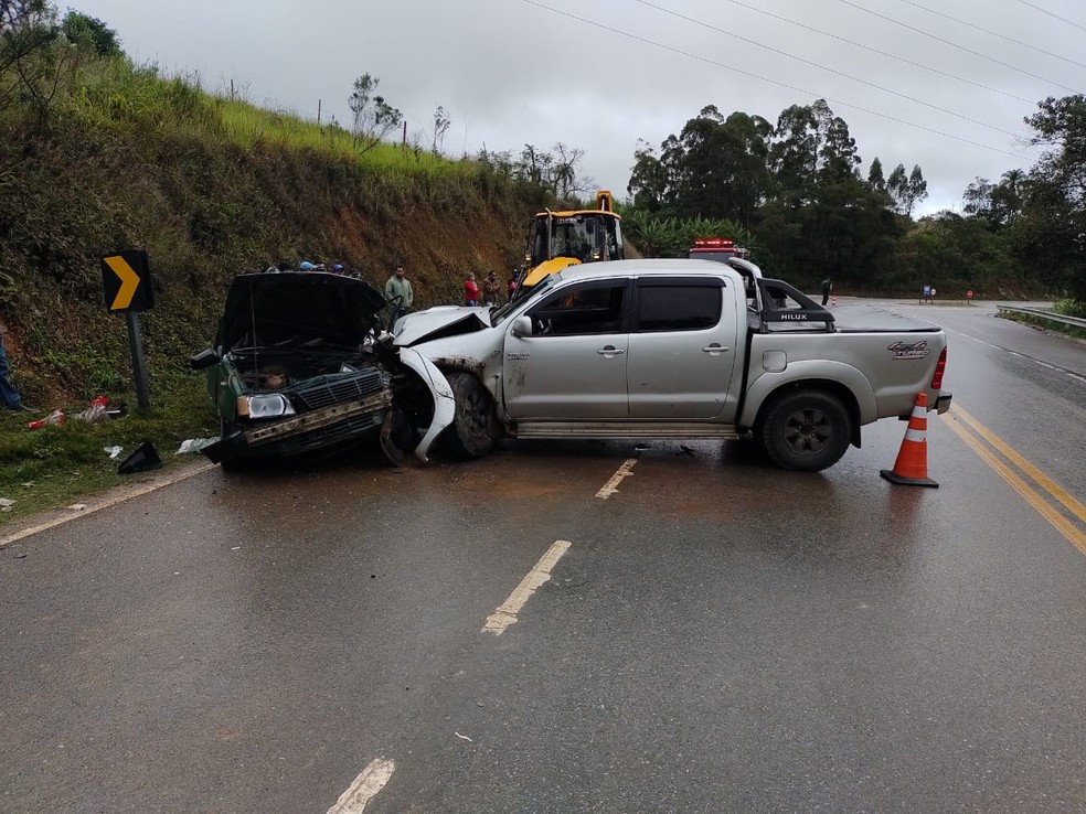 Acidente entre carro e caminhonete aconteceu nesta terça-feira (8) em Guapiara — Foto: Arquivo pessoal
