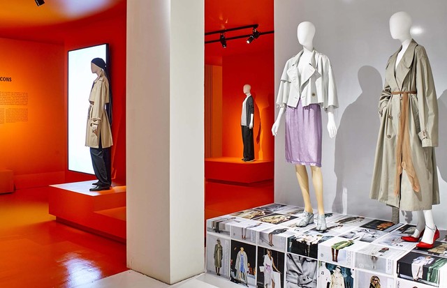 Margiela's interest in the shoulder line, and a fluid oversize silhouette (right), which he explored at Maison Margiela (right), resurfaced in sophisticated form for Hermès (left) (Foto: STANY DEDEREN)