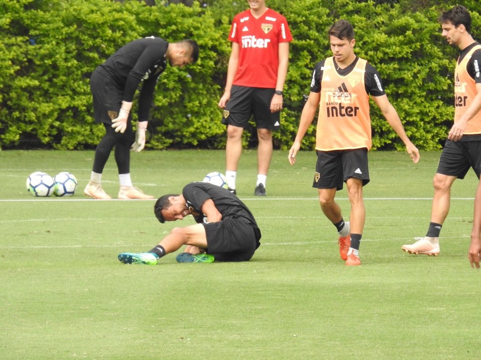 Nenê sentiu uma pancada no treino desta terça-feira, mas logo se levantou e continuou a jogar — Foto: Marcelo Hazan