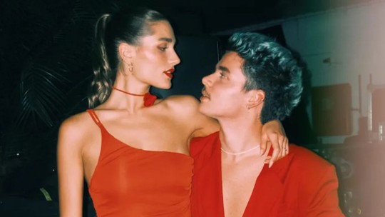 Sasha Meneghel e João Figueiredo combinam look vermelho no Navio da Xuxa