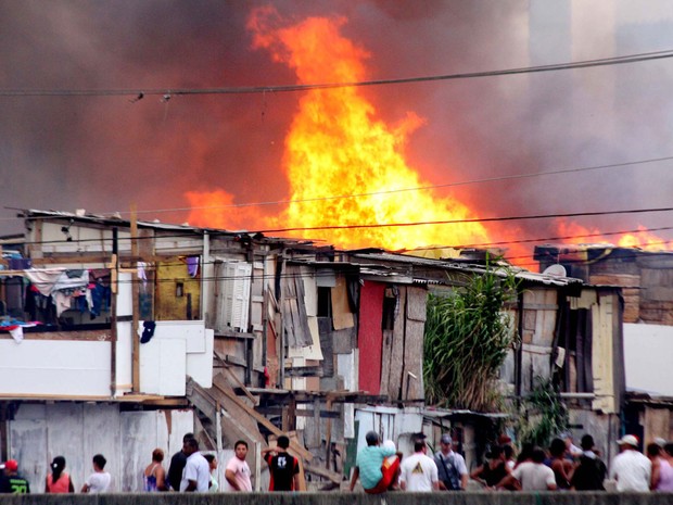 Incêndio de grandes proporções atinge barracos da favela Aracati sob Viaduto Alberto Badra, no Bairro da Penha, zona leste de São Paulo (Foto: Evaldo Fortunado/Futura Press/Estadão Conteúdo)