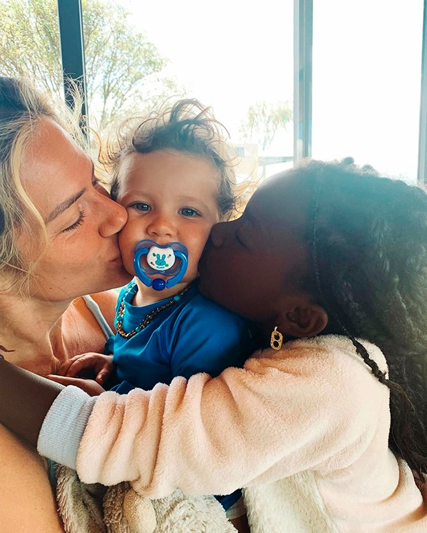 Ícaro Silva com os filhos de Giovanna Ewbank, Bless e Titi (Foto: Reprodução/ Instagram)