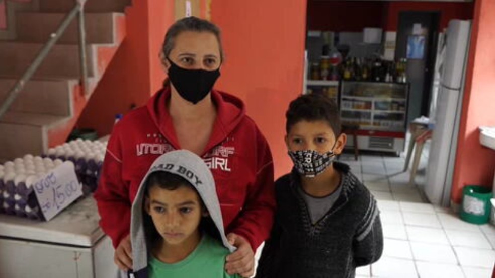 Karina Oliveira e os dois filhos, de 6 e 8 anos. — Foto: Luís Paes| GloboNews