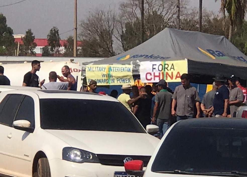 Bloqueios seguem em rodovias de MT nesta quarta-feira (8). Nos cartazes estão escritos 'Fora China' e 'Intervenção militar com Bolsonaro no poder' — Foto: Divulgação
