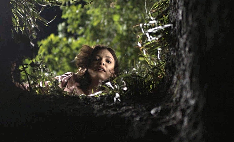Alan (Thiago Fragoso) cai em buraco no meio da floresta e Kyra (Vitória Strada) tenta ajudá-lo! — Foto: Globo