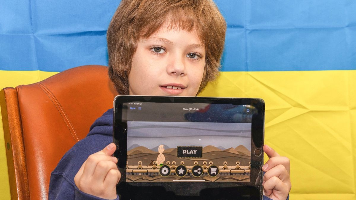Gerry Cameron, 10, do Reino Unido, criou o jogo de aplicativo Splat Putin para ajudar a arrecadar fundos para a Ucrânia. (Foto: Reprodução/Mirror)