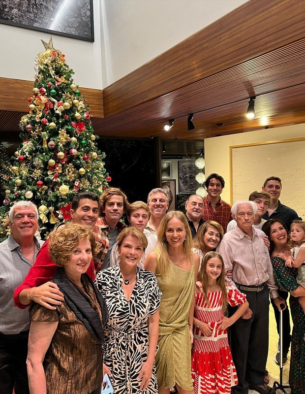 Angélica e Luciano Huck com a família (Foto: Reprodução/Instagram)