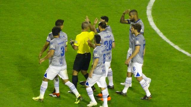 Jogadores do Cruzeiro contestam expulsÃ£o de DedÃ© com o Ã¡rbitro