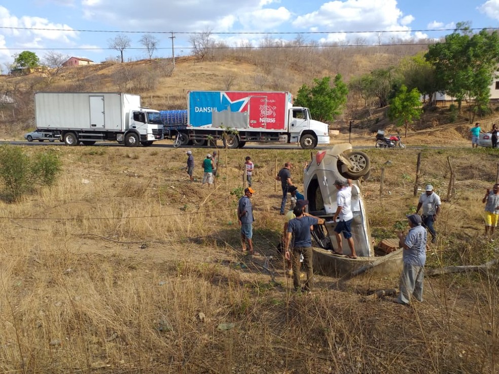 Carro capotou na rodovia estadual CE-060 após o motorista perder o controle do veículo — Foto: Valéria Alves/SVM