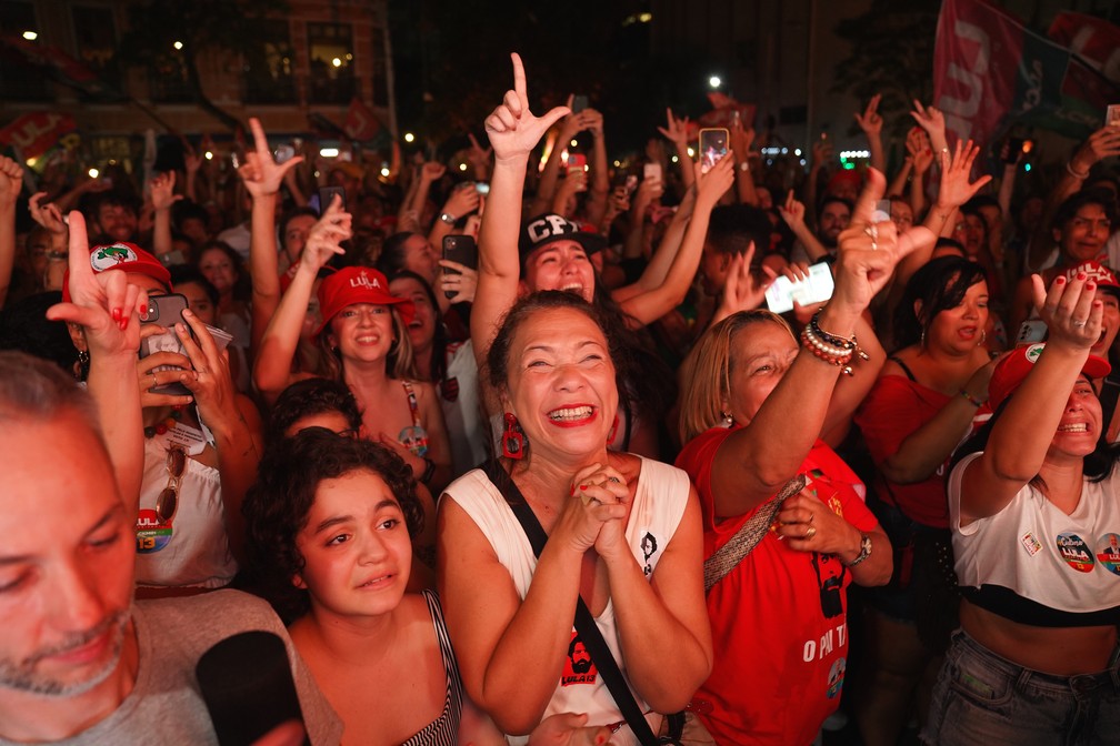 Petistas celebram proclamação do resultado no Rio — Foto: Marcos Serra Lima/g1