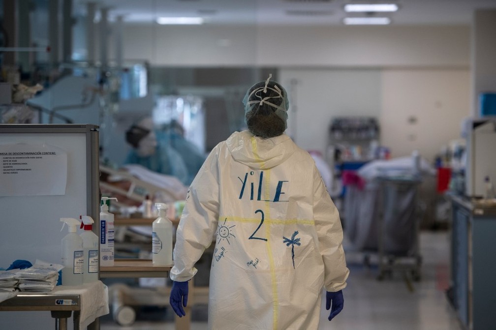Profissional da saúde em uma UTI de um hospital em Madri, em 17 de abril de 2020 — Foto: Pierre-Philippe Marcou / AFP