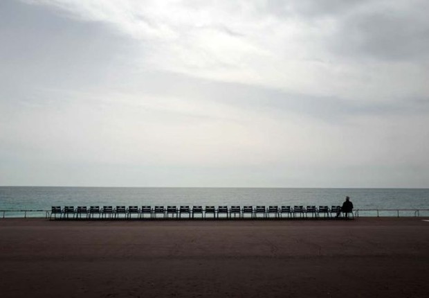 BBC: Um homem observa o Mediterrâneo na avenida Promenade des Anglais, em Nice, na França. As regras de isolamento social no país começaram a valer nesta última semana. (Foto: VALERY HACHE / GETTY)