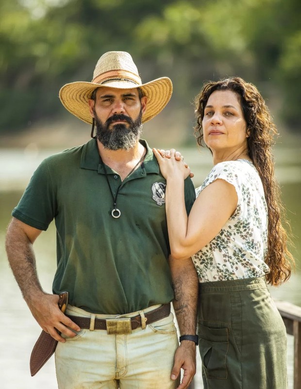 Juliano Cazarré e Isabel Teixeira como Alcides e Maria Bruaca de Pantanal (Foto: TV Globo)