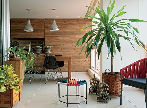 Para liberar o espaço no living do apartamento na Aclimação, em São Paulo, a arquiteta Gabi Sartori e a designer de interiores Stela M. Sartori montaram a sala de jantar na varanda em “L” de 45 m²   (Foto: Marcelo Magnani / Casa e Jardim)