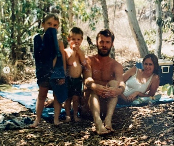 Uma foto de infância compartilhada pelo ator Chris Hemsworth, com ele e o irmão mais velho, Luke, na companhia dos pais (Foto: Instagram)