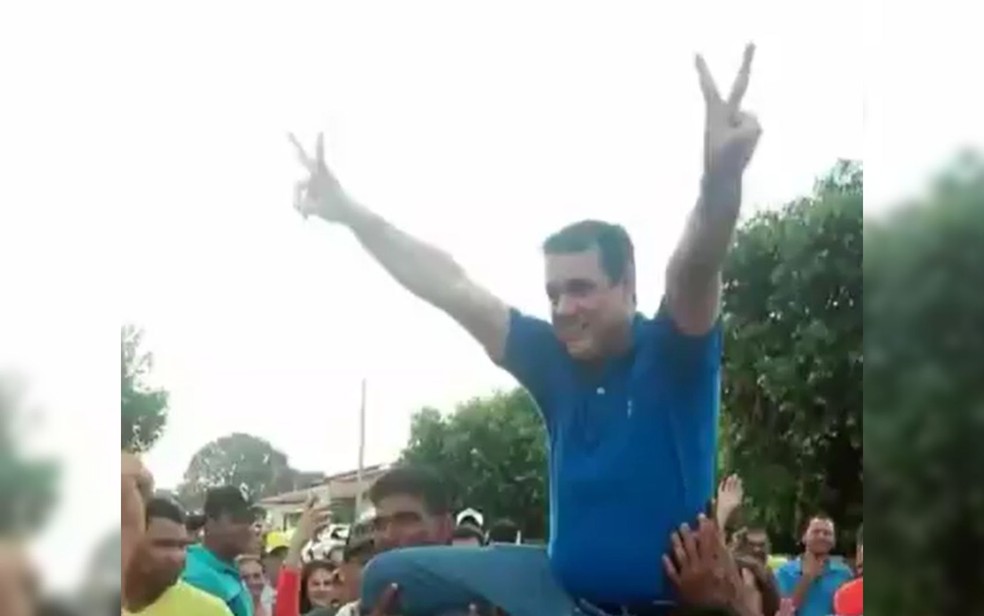 Ex-prefeito de Mutunópolis Jonas Júnior, em campanha em Goiás — Foto: Reprodução/Facebook