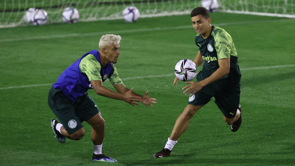 Gabriel Menino e Renan durante a atividade de rúgbi no treino do Palmeiras — Foto: Cesar Greco/Ag. Palmeiras