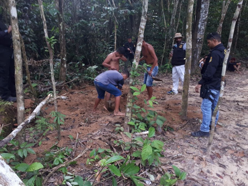 Corpo foi achado na beirado igarapé Santa Luzia (Foto: AdelcimarCarvalho/G1)