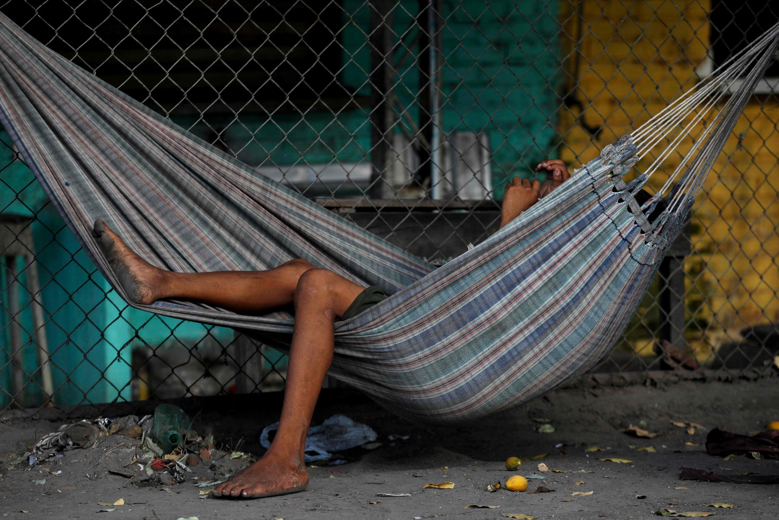 Indígena Yanomami descansa em uma rede na rua em Boa Vista, Roraima — Foto: MICHAEL DANTAS / AFP