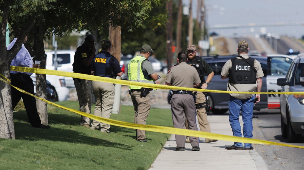Polícia bloqueia via em Odessa, no Texas, após ataque a tiros deixar mortos e feridos — Foto: Mark Rogers/Odessa American via AP