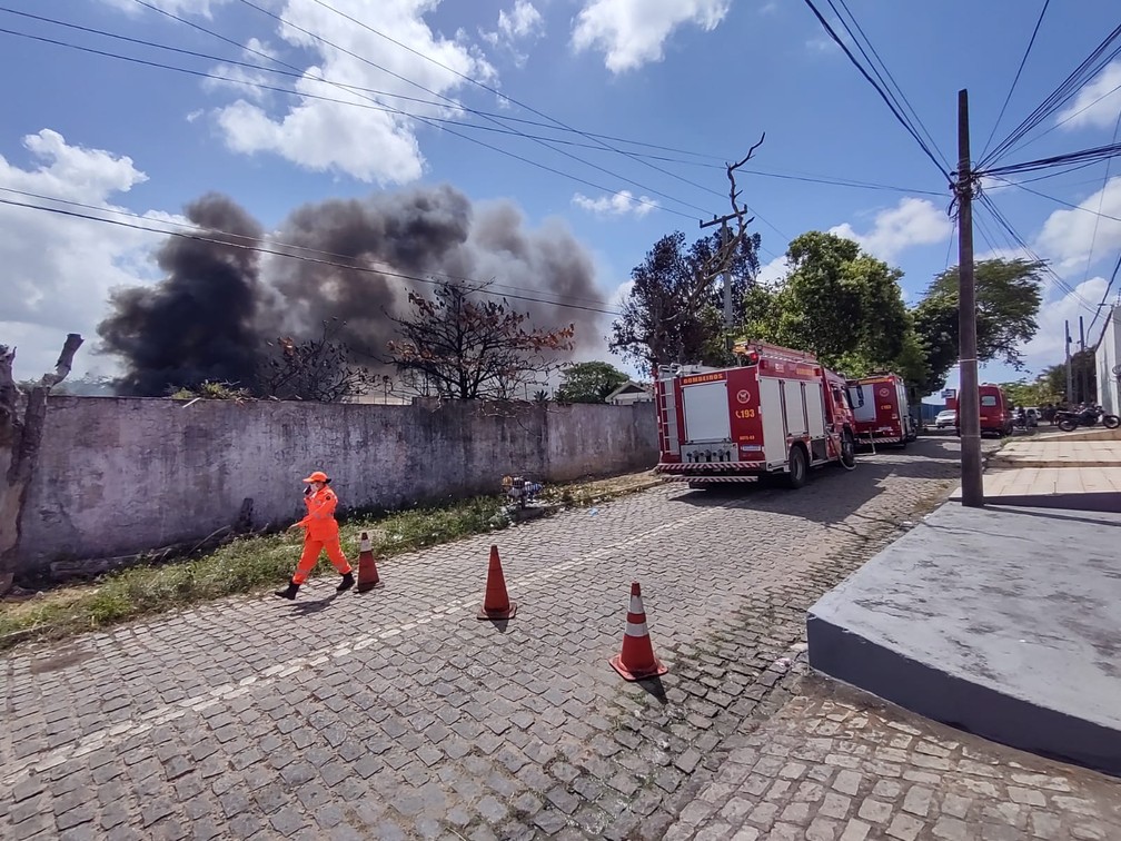 Incêndio atingiu pátio da Delegacia de Plantão na Zona Norte de Natal — Foto: Lucas Cortez/Inter TV Cabugi