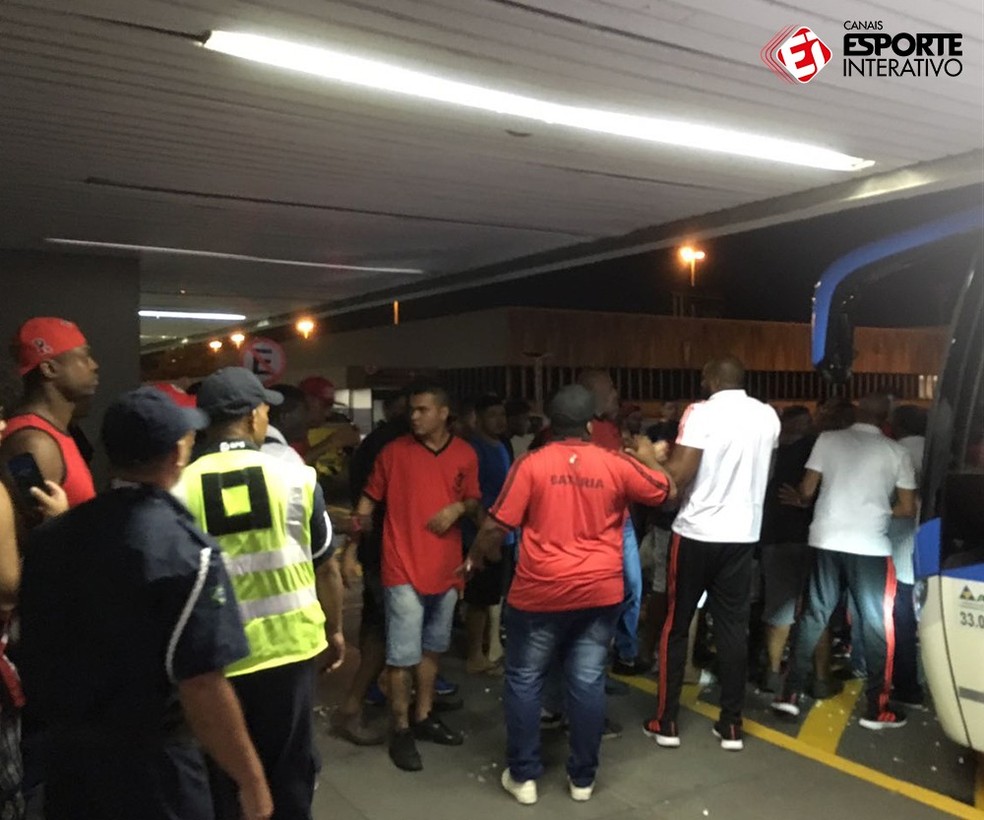 Protestos na chegada dos jogadores foi acima do tom (Foto: Thayuan Leiras/ Esporte Interativo)