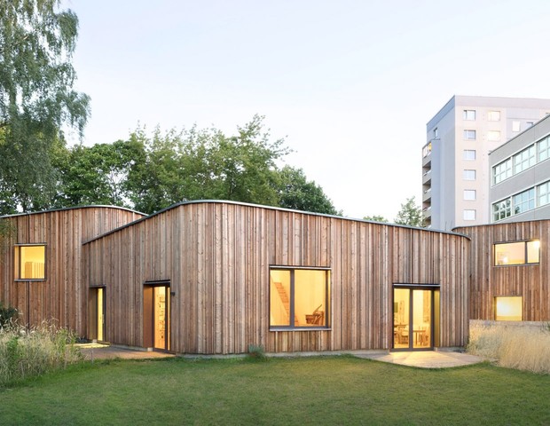 Escola na Alemanha é ampliada com  edifícios curvos de madeira de lariço e telhados verdes   (Foto: Gregor Schmidt)