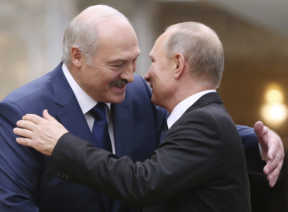 Alexander Lukashenko abraça Vladimir Putin em encontro em Minsk, capital de Belarus, em novembro de 2017 — Foto: Tatyana Zenkovich, Pool Photo via AP