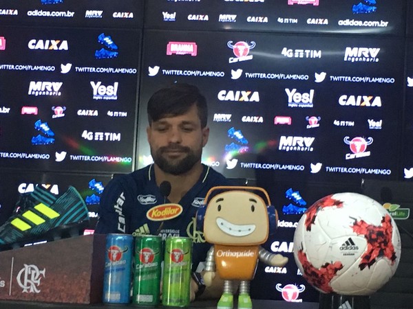 De volta à Seleção, Diego mira Copa do Mundo e minimiza oscilação no Fla